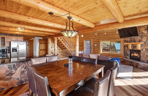 Cripple Creek Cabin | Cozy Log Cabin with Hot Tub & Scenic Views near Cripple Creek