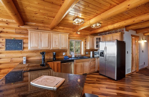 Cripple Creek Cabin | Cozy Log Cabin with Hot Tub & Scenic Views near Cripple Creek