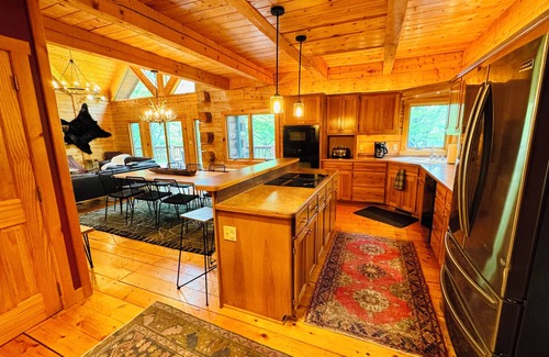 Jenkins Cabin | Treehouse Retreat: Air-Conditioned Log Cabin Oasis Awaits