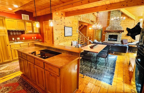 Jenkins Cabin | Treehouse Retreat: Air-Conditioned Log Cabin Oasis Awaits