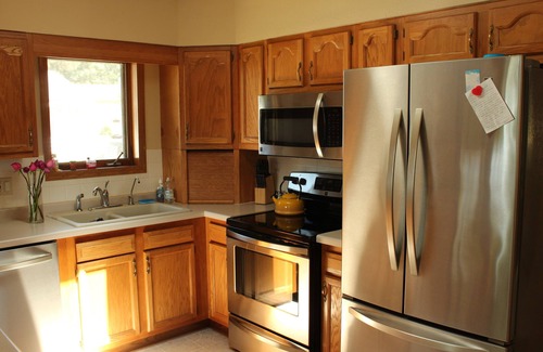 Markesan House | Beautiful Log Cabin with Lake View & Pet-Friendly Amenities