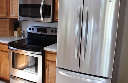 Markesan House | Beautiful Log Cabin with Lake View & Pet-Friendly Amenities