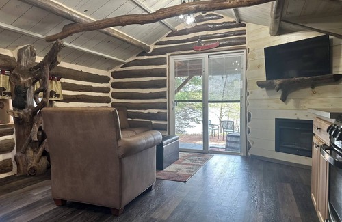 Tomahawk Cabin | Lakefront Log Cabin Retreat at Papa Bear - 10/10 Rated!