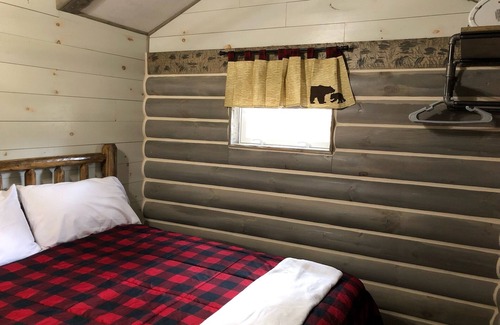 Tomahawk Resort | Cozy Big Bear Cabin: Lakefront Retreat with Hot Tub