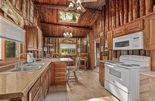 Florence Cabin | Log Cabin on Lake Emily + Near ATV Trails, w/trailer parking and Kayaks!