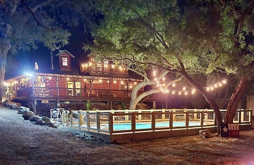 Sabinal House | Inviting Log Cabin on River Road with Pool and Breakfast