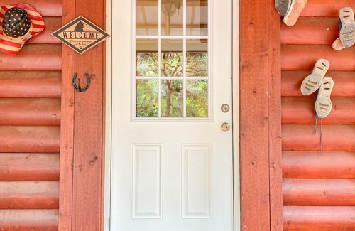 Sabinal House | Inviting Log Cabin on River Road with Pool and Breakfast