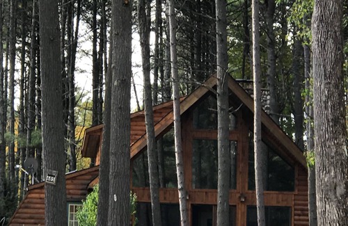 Warrensburg Cabin | Cozy Log Cabin on the Hudson with Pool and Spa Amenities