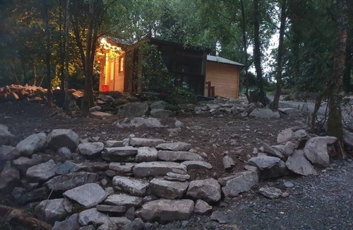 Garrykennedy Cabin | Cozy Lakefront Log Cabin with Kitchen & Pet-Friendly Perks