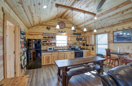 Llano Cabin | Idyllic Log Cabin Retreat by the River - Family Friendly