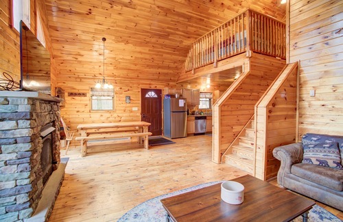 Ebervale House | Pet-Friendly Log Cabin in the Poconos: Hiking & Fishing