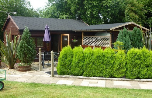 New Forest District Cabin | Cozy Log Cabin with Private Hot Tub for Adults Only