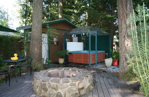 Marmot Cabin | Cozy Log Cabin Retreat with Spa, Hot Tub & Ocean View