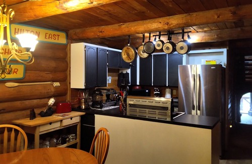 Hemlock Valley Cabin | Relaxing Log Cabin Getaway with Lake View and Wifi