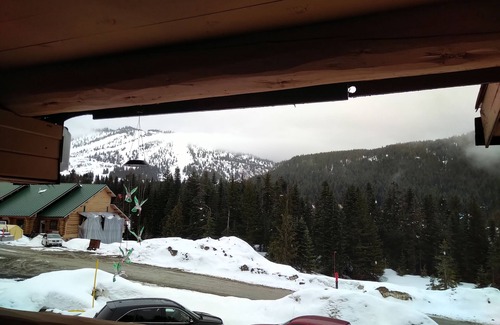 Hemlock Valley Cabin | Relaxing Log Cabin Getaway with Lake View and Wifi