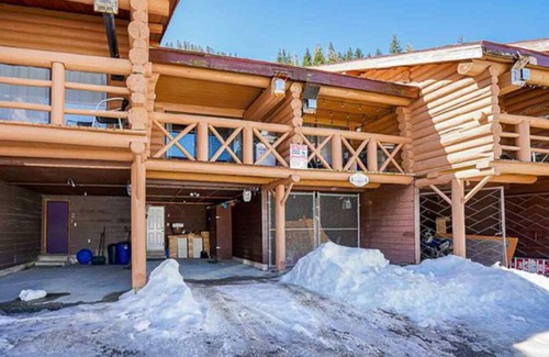 Hemlock Valley Cabin | Relaxing Log Cabin Getaway with Lake View and Wifi