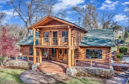 Ahwahnee House | Cozy Log Cabin for 20 with Hot Tub and Firepit Retreat
