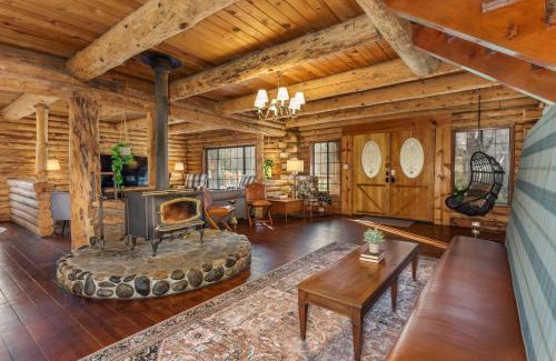 Ahwahnee House | Cozy Log Cabin for 20 with Hot Tub and Firepit Retreat