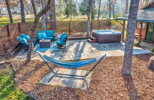 Ahwahnee House | Cozy Log Cabin for 20 with Hot Tub and Firepit Retreat