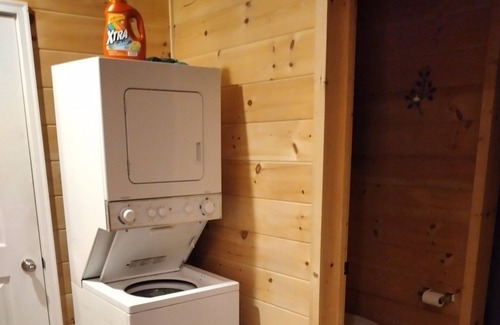Cochranville Apartment | Idyllic Log Cabin Loft with Yard, Firepit & Stream Retreat