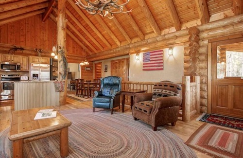 Divide House | Secluded Log Cabin Retreat with Pool & Ocean View