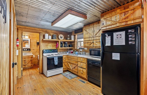 Knoxville Cabin | Cozy Log Cabin near UTK with Hot Tub & Game Room