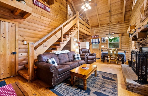 Knoxville Cabin | Experience Little Joe Log Cabin: Hot Tub, Arcade & Trails