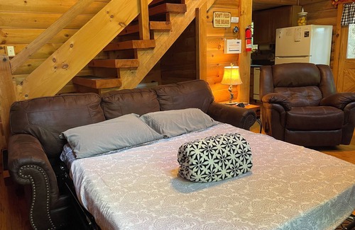 Knoxville Cabin | Experience Little Joe Log Cabin: Hot Tub, Arcade & Trails