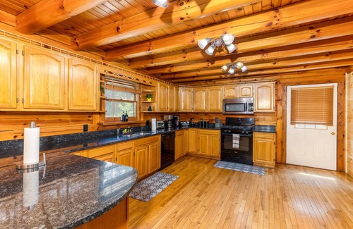 Logan Cabin | Log Cabin w/5BR, Hot Tub & Game/Movie Theater in Hocking Hills
