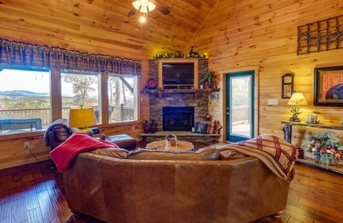 Murphy Cabin | Cozy Log Cabin with Mountain Views & Fire Pit Retreat