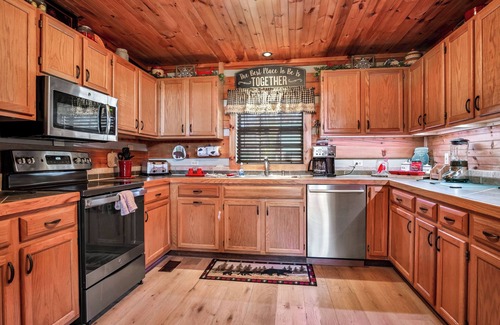 Townsend Cabin | Family-Friendly Three Bedroom Retreat with Game Room & Pool