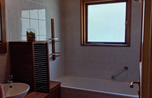 Mauroux Ski Chalet | Cozy Log Cabin: Pet Friendly with Pool & Kitchen Amenities