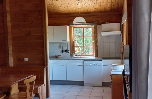 Mauroux Ski Chalet | Cozy Log Cabin: Pet Friendly with Pool & Kitchen Amenities