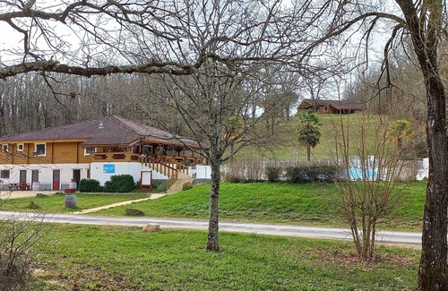Mauroux Ski Chalet | Cozy Log Cabin: Pet Friendly with Pool & Kitchen Amenities