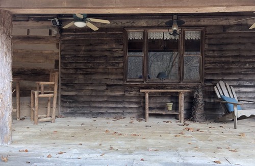 Irvine House | Modern Log Cabin: Pet Friendly with Breakfast & Kitchen