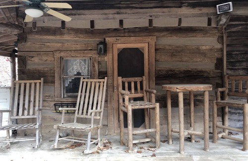 Irvine House | Modern Log Cabin: Pet Friendly with Breakfast & Kitchen