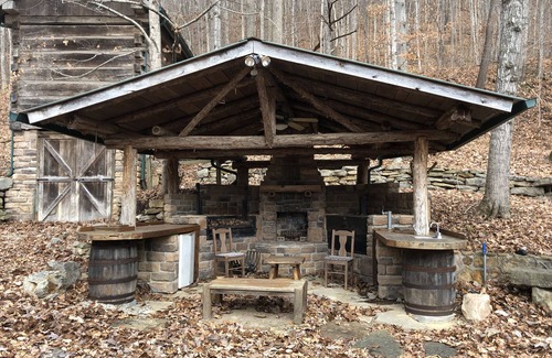 Irvine House | Modern Log Cabin: Pet Friendly with Breakfast & Kitchen