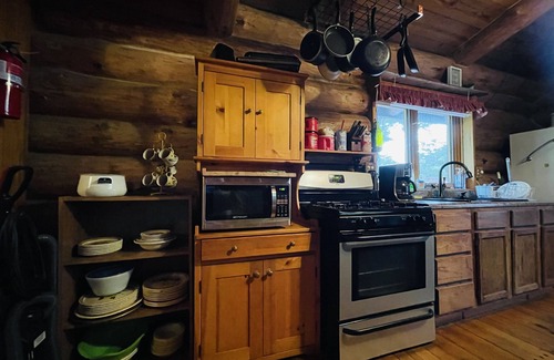 Cape Girardeau House | Cozy Log Cabin with Hot Tub & Pool Table Near Downtown