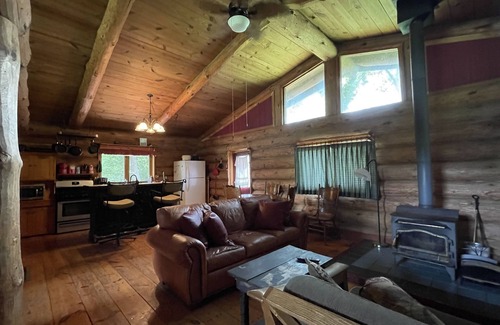 Cape Girardeau House | Cozy Log Cabin with Hot Tub & Pool Table Near Downtown