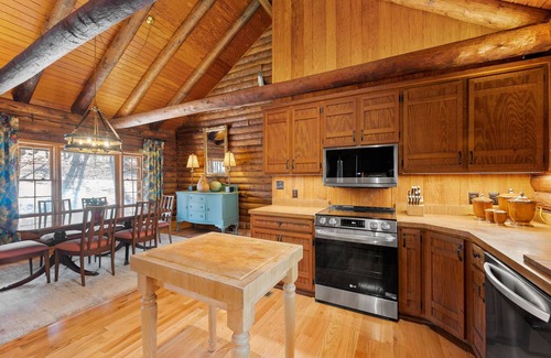 Gainesville Cabin | Log Cabin Retreat with Lake Access & Fire Pit Bliss
