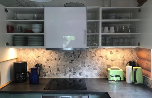 Wiefelstede House | Tranquil Log Cabin Retreat with WLAN by the Lake