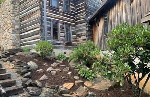 Altamont House | Experience Altamont Lodge: Mountain View Log Cabin Retreat