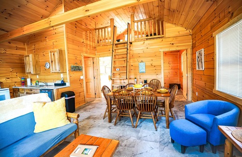 Eddyville House | Experience Lakeside Log Cabin: Pet Friendly & Lake View