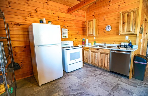 Eddyville House | Experience Lakeside Log Cabin: Pet Friendly & Lake View