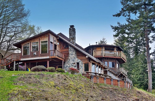 Langley House | Log Castle - Beachfront Retreat with Scenic Mountain Views