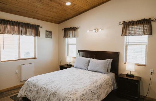 Cannonville Villa | Family-Friendly Log Cottages at Bryce Canyon - Rated 9.7