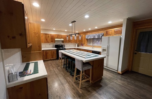 Charleston Cabin | Cozy Log Family Cabin in Heber Valley with Lake View