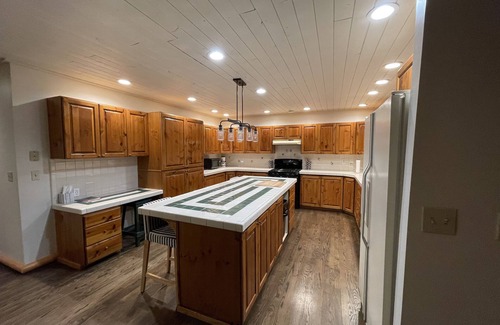 Charleston Cabin | Cozy Log Family Cabin in Heber Valley with Lake View