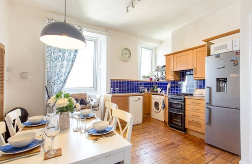 Leith Apartment | Cozy Log Fire City Center Apartment with Spa & Breakfast