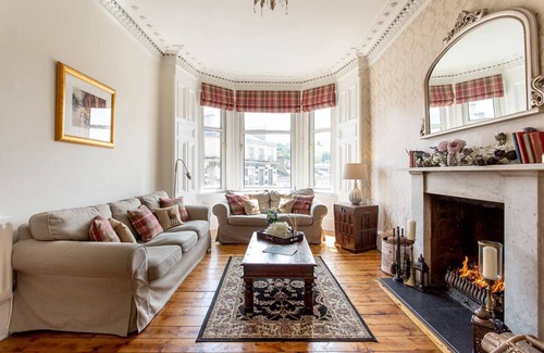 Leith Apartment | Cozy Log Fire City Center Apartment with Spa & Breakfast